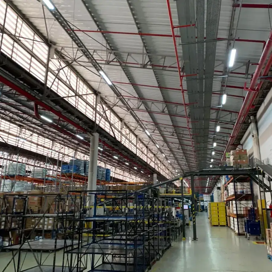 Estrutura interna de cobertura de galpão