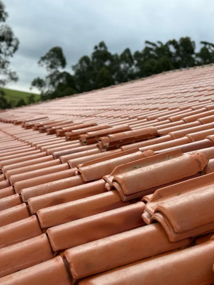 Telhado residencial com telhas cerâmicas