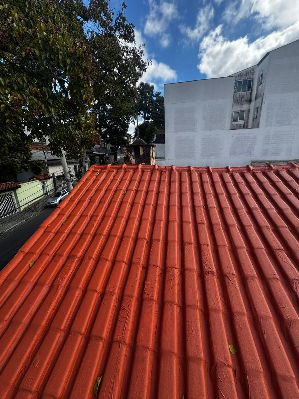 Detalhe do revestimento acompanhando o formato das telhas